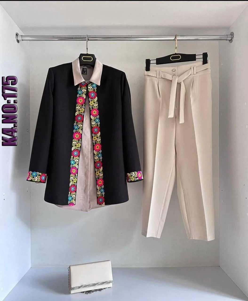 Ensemble chic brodé – Veste noire & pantalon crème ceinturé