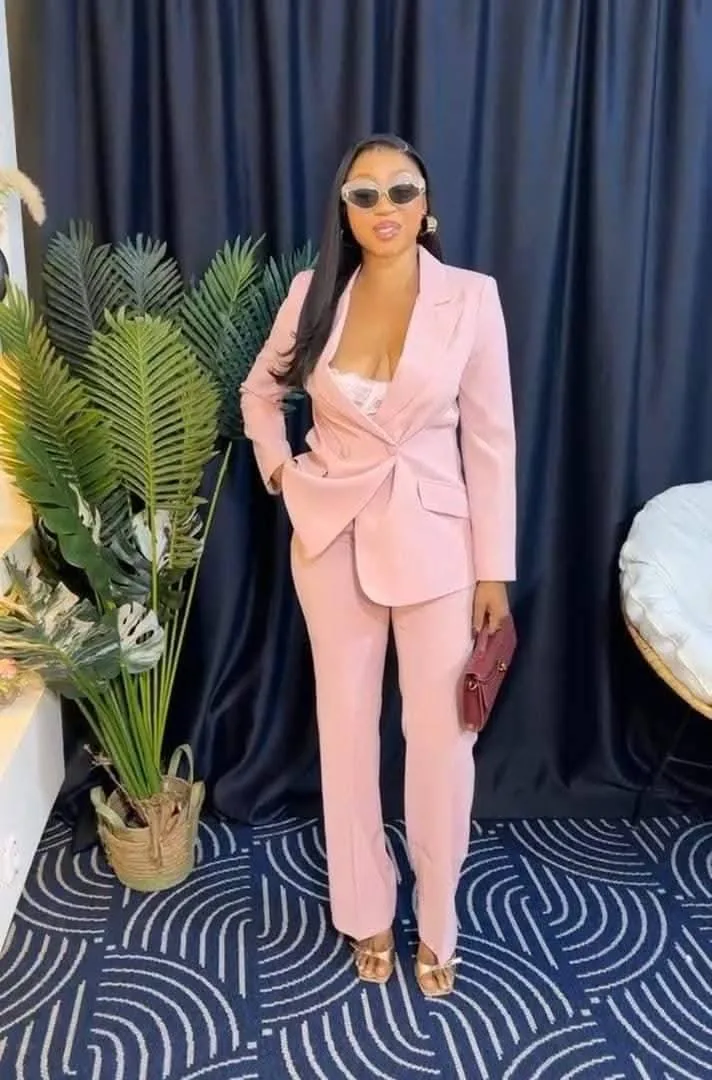Tailleur Rose Poudré – Veste Croisée & Ceinture Élégante