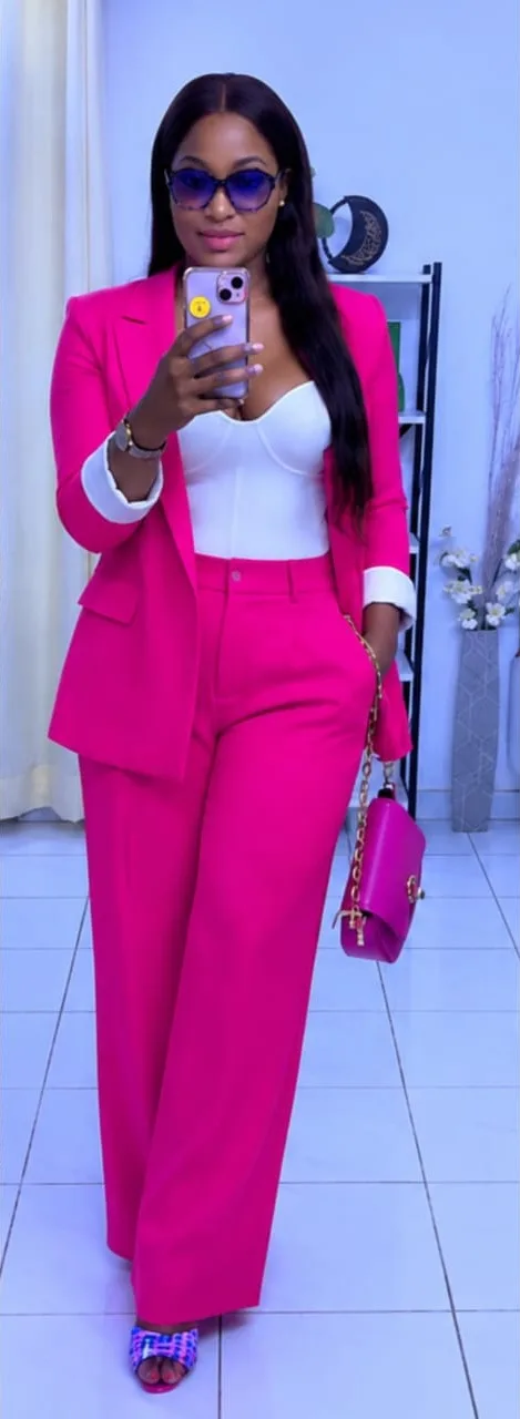 Tailleur Fuchsia – Blazer à poignets contrastés & pantalon large