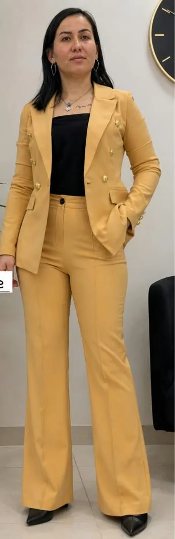 Tailleur Moutarde – Blazer croisé & pantalon évasé