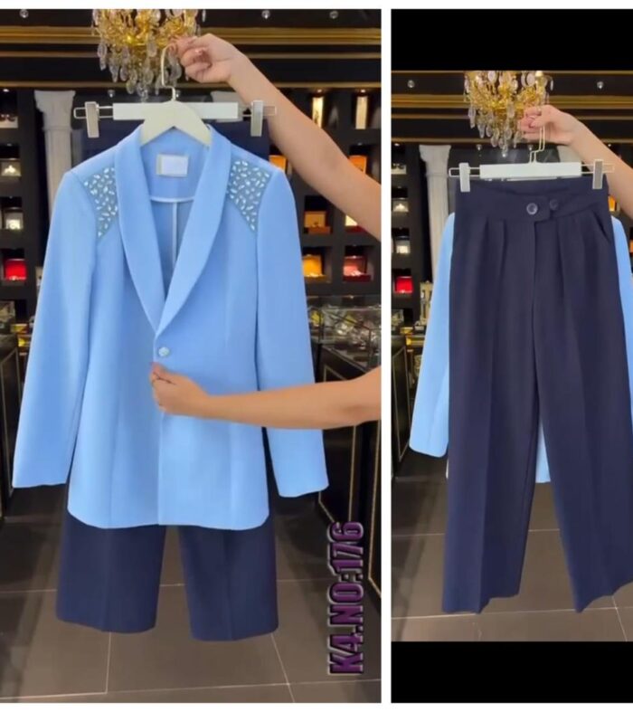 Tailleur "Blue Class" – Épaules Perlées & Pantalon Marine
